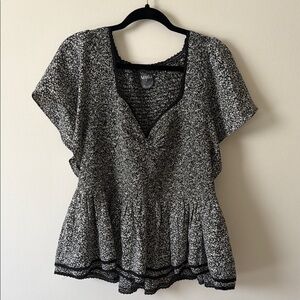 Arula Black and White Floral Women's Top